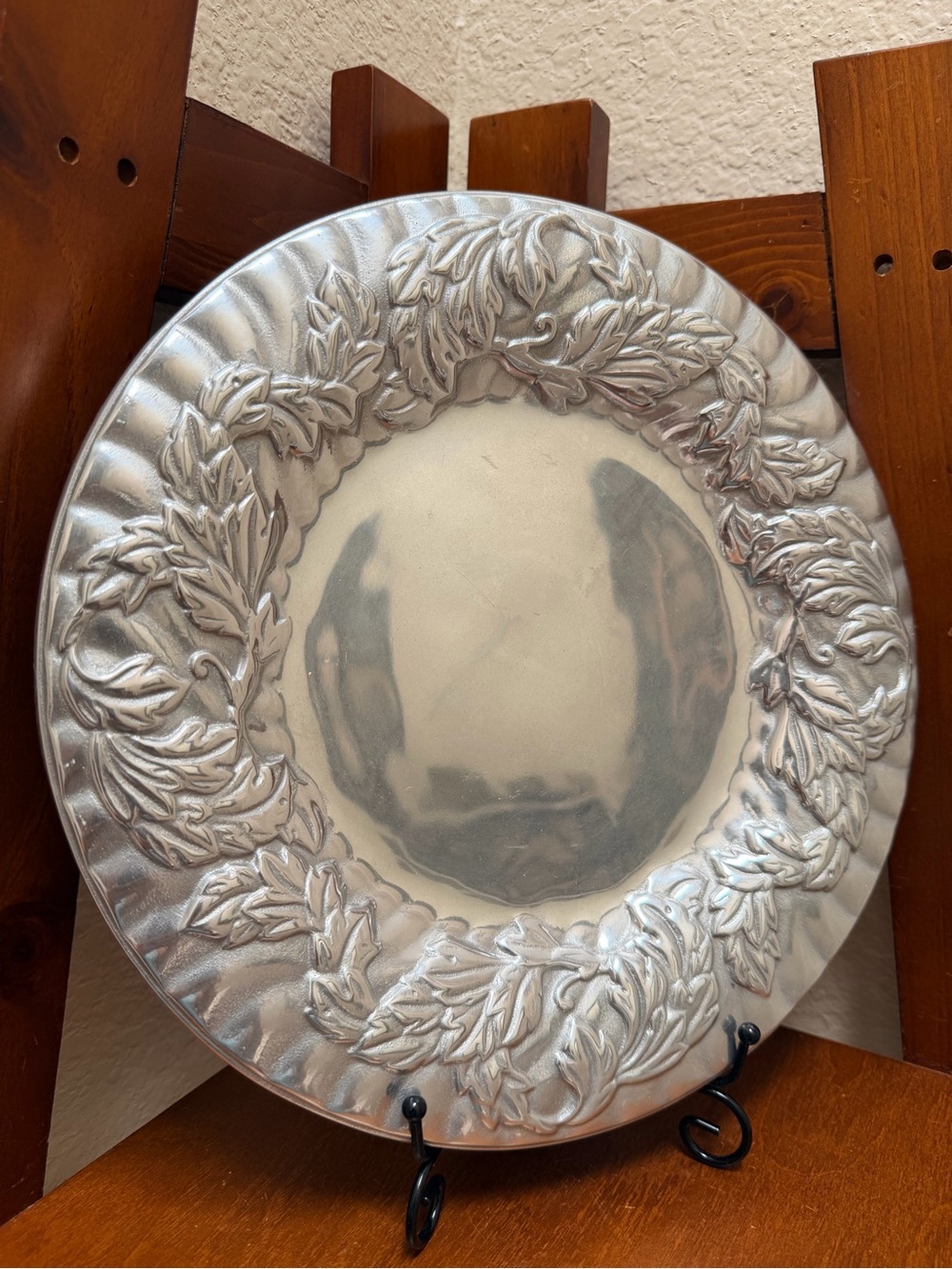 Wilton Armetale "Acanthus" Round Tray (Model #373534).